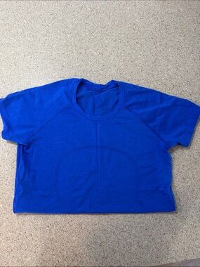 Swiftly Tech Short Sleeve Lulu Size 6 
 Women’s Blue Crew Neck Short Sleeve Top